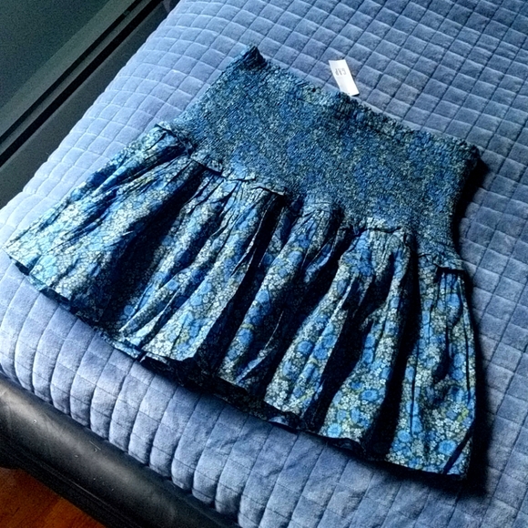 GAP Dresses & Skirts - NWT ✨ Gap L smocked cotton skirt